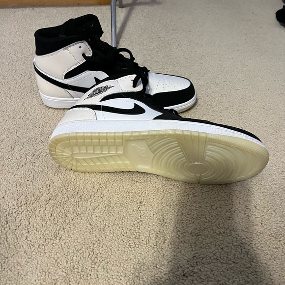 Nike Other - Nike Air Jordan 1 Mid Diamond